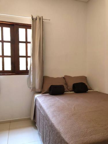 a bed in a room with a window at Casa Mobiliada próximo do restaurante Bosque da Serra in Santa Fé