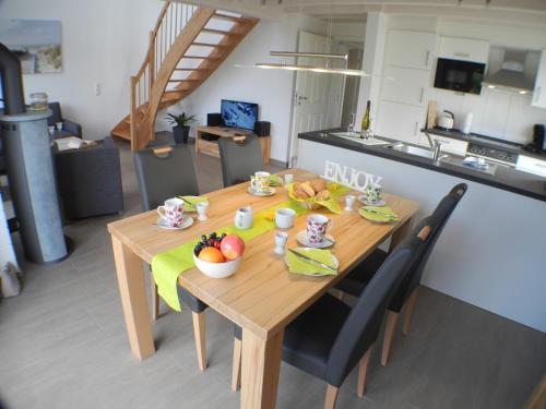 a wooden table with fruit on it in a kitchen at Achtsamkeit - Nordhorn in Nordhorn