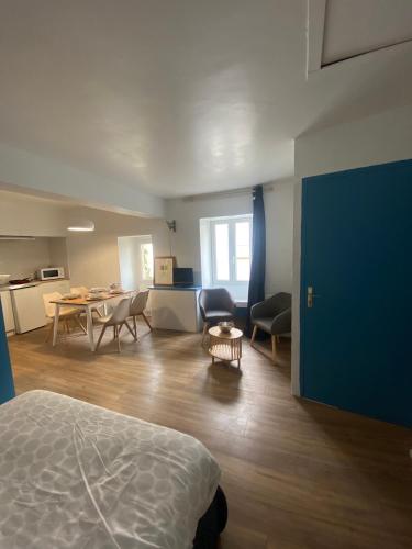 Cet appartement comprend une chambre avec un lit, un salon et une cuisine. dans l'établissement Saint Père en Vézelay, à Saint-Père