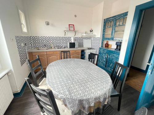- une cuisine avec une table, une table et des chaises dans l'établissement L'Avenue 6 Lits Wifi Parking Un Séjour à Part, à Metz