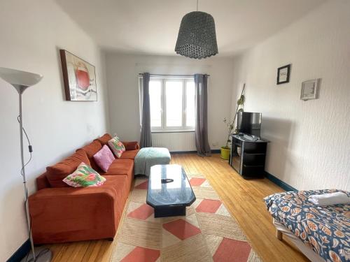 un salon avec un canapé et une table dans l'établissement L'Avenue 6 Lits Wifi Parking Un Séjour à Part, à Metz