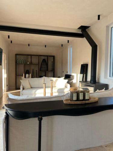 Cette chambre comprend un lit et une table avec des bougies. dans l'établissement Villa de charme avec grand jardin centre Trouville sur mer, à Trouville-sur-Mer