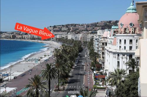 - une vue sur une plage avec un panneau indiquant le boulevard la vegas dans l'établissement Luxury apartment on Promenade des Anglais in Nice, à Nice