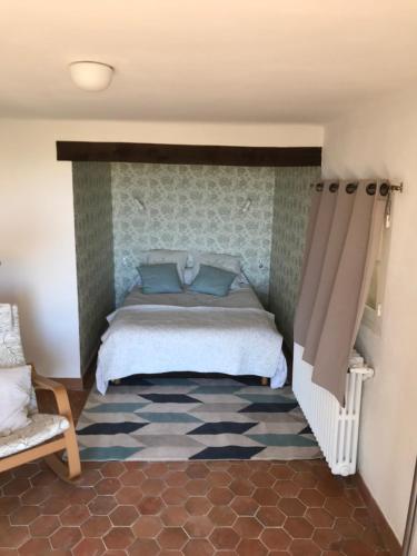 une chambre avec un lit et un tapis dans l'établissement Chambre d'hôte la Croix St François GRASSE, à Saint-Marc