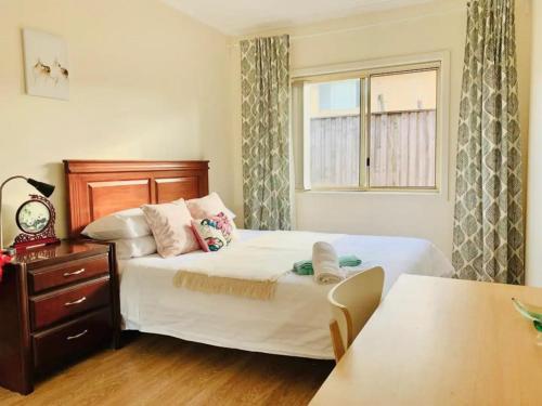Ένα ή περισσότερα κρεβάτια σε δωμάτιο στο Belmore Affordable 2 Br Granny Flat