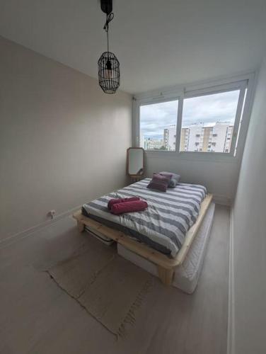 un petit lit dans une chambre avec une fenêtre dans l'établissement T3 neuf moderne entièrement équipé vue 3 pers, à Saint-Jean-des-Vignes