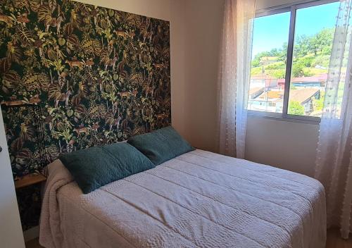 A bed or beds in a room at Casita del Río Ourense