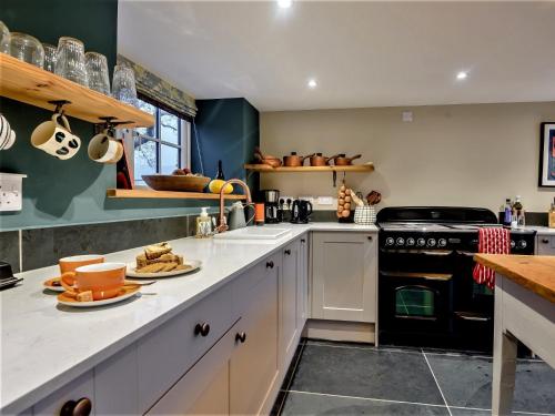 Η κουζίνα ή μικρή κουζίνα στο 3 Bed in Conwy 80476