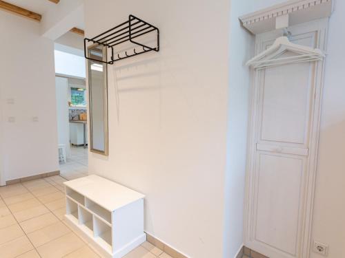 a room with a white wall and a white bench at Ejas Haus am Meer in Lubmin