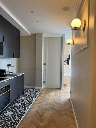 une cuisine avec une porte s'ouvrant sur une cuisine avec un étage dans l'établissement Bel appartement climatisé en plein cœur de Lille, à Lille