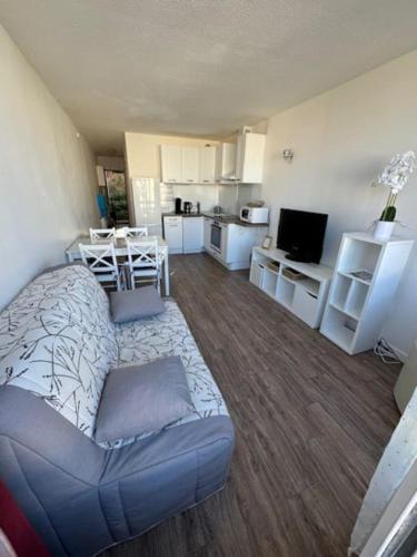 Cet appartement comprend une chambre avec un lit, une cuisine et un salon. dans l'établissement Appart Cap d'Agde de 1 à 4 personnes, A 2 min du port à pied, au Cap d'Agde