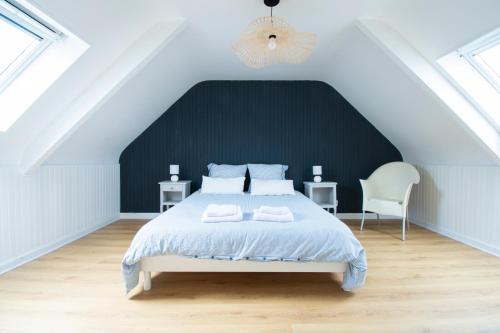une chambre avec un grand lit avec un mur noir dans l'établissement Maison du pécheur I Terrasse & 500m de la mer, à Camaret-sur-Mer