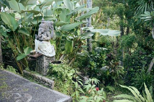Taman di luar Lembah Sentosa