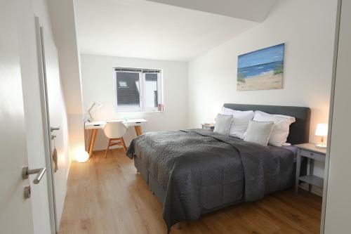 Postel nebo postele na pokoji v ubytování Waterkant, Loft am Hafen mit Traumblick über Hafen, Schlei und Ostsee
