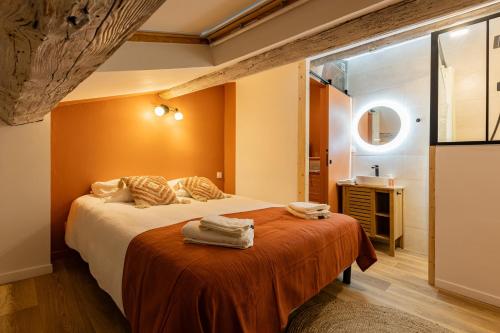 une chambre avec un lit avec des serviettes dessus dans l'établissement TerraCosy - Narbo Appart, à Narbonne