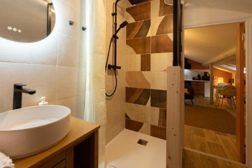 une salle de bain avec un lavabo et une douche dans l'établissement TerraCosy - Narbo Appart, à Narbonne