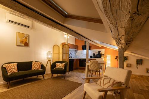 un salon avec deux canapés et une cuisine dans l'établissement TerraCosy - Narbo Appart, à Narbonne