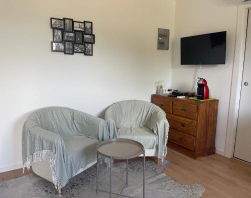 un salon avec une chaise et une table dans l'établissement La villa ACÉA, à Saint-Zacharie