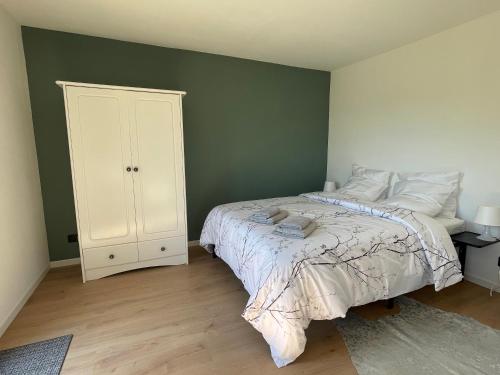 - une chambre avec un lit et une armoire blanche dans l'établissement La villa ACÉA, à Saint-Zacharie