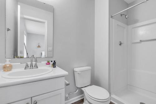 Ένα μπάνιο στο Cb 974-301 Fayetteville Oasis I Modern, Comfy