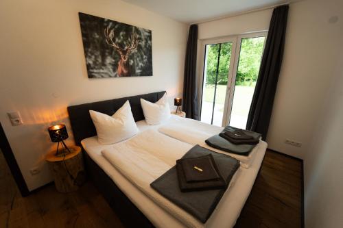 Postel nebo postele na pokoji v ubytování Luxusferienwohnung mit Sauna - NEUBAU