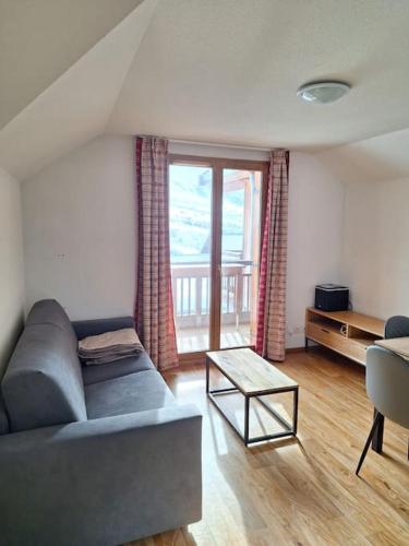 un salon avec un canapé et une table dans l'établissement Albiez Montrond T2 34m2, 6 personnes, à Albiez-Montrond