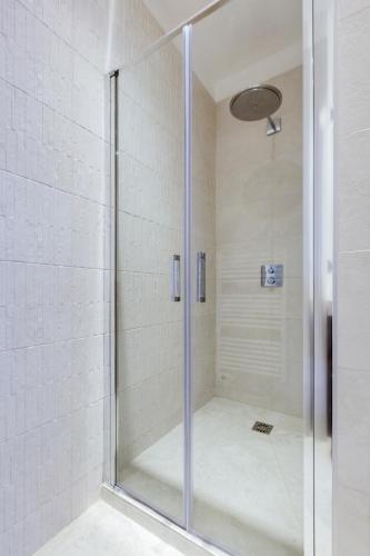 une douche avec une porte vitrée dans une salle de bain dans l'établissement Magnifique 3 pièces - Cannes, à Cannes