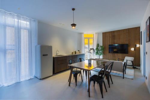 une cuisine et une salle à manger avec une table et des chaises dans l'établissement Magnifique 3 pièces - Cannes, à Cannes