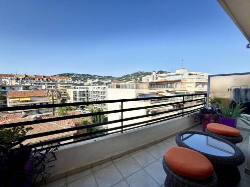un balcon avec des chaises et une vue sur la ville dans l'établissement Cannes proche Croisette - 2 pièces au calme avec terrasse, à Cannes