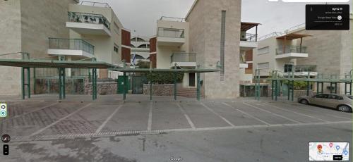 Un estacionamiento vacío frente a un edificio en Bareket 19, en Eilat