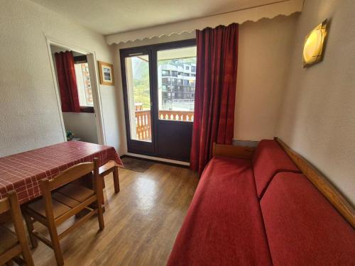 un salon avec une table et une fenêtre dans l'établissement Appartement au pied des pistes à Tignes - Balcon, Parking, Ski, et Activités Incluses - FR-1-502-409, à Tignes