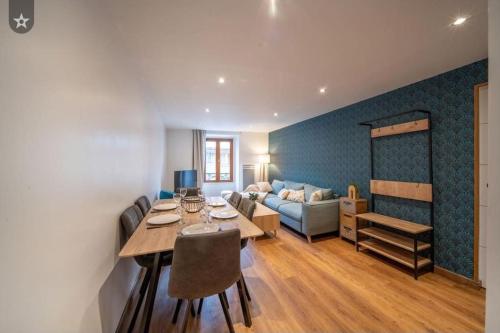 un salon avec une table et un canapé dans l'établissement Le Budapest, à Saint-Michel-de-Maurienne