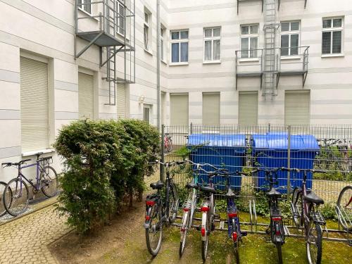 a group of bikes parked next to a building at Zentrales Apartment mit Küche & WLAN, Perfekt für Paare & Geschäftsreisende in Magdeburg