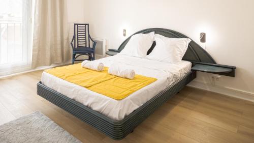 une chambre avec un lit avec deux serviettes dessus dans l'établissement Guadariege - Proche Hypercentre - 4 personnes, à Troyes