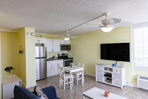 Nhà bếp/bếp nhỏ tại Fort Myers Beach Penthouse Condo
