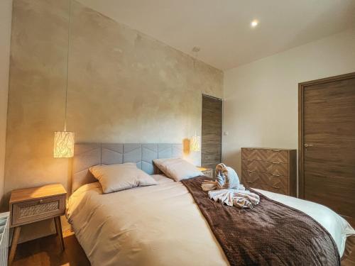 une chambre avec un lit avec un animal en peluche dessus dans l'établissement T2 centre ville de Perros Guirec, à Perros-Guirec