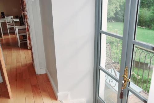 une porte ouverte avec vue sur la cour dans l'établissement Chateau Roquehort avec EV recharge point 22kw, à Monein