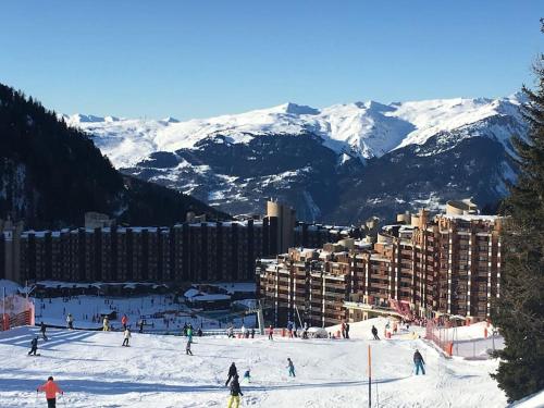 La Plagne Bellecôte في بلاني بيليكوت: مجموعة من الناس يتزلجون على منحدر التزلج المغطى بالثلج