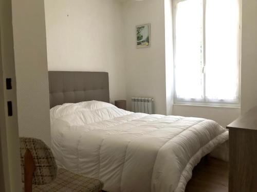 une chambre avec un lit blanc et une fenêtre dans l'établissement LE CENTRE - Hypercentre - Face Parcs & Opéra - Proche Thermes, à Vichy