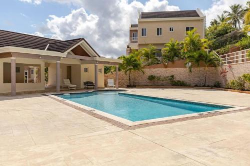 Modern 2br House w Pool and Sea View in Ocho Rios