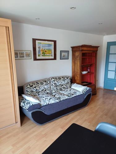 a bedroom with a couch in a room at Le Logis d'Elisa in Cosne Cours sur Loire