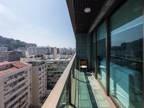 een balkon met uitzicht op een stad bij IPF2045C - Tiffany's Residence Service - Ipanema in Rio de Janeiro