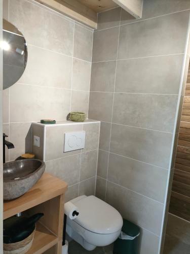 une salle de bain avec toilettes et lavabo dans l'établissement Calme sur l'ile d'Yeu, à L'Ile d'Yeu