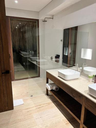 a bathroom with two sinks and a large mirror at Villa Privada en Naio Palomino in Palomino
