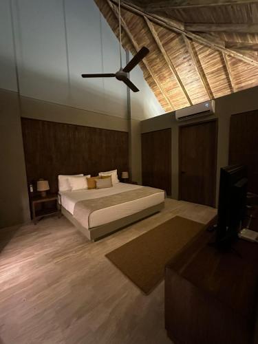 a bedroom with a bed and a ceiling fan at Villa Privada en Naio Palomino in Palomino