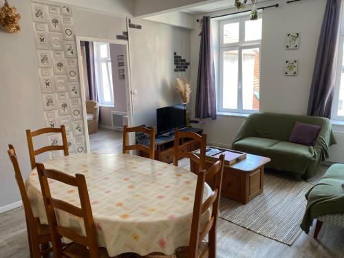 un salon avec une table, des chaises et un canapé dans l'établissement Gites de la Haute Ville, à Boulogne-sur-Mer
