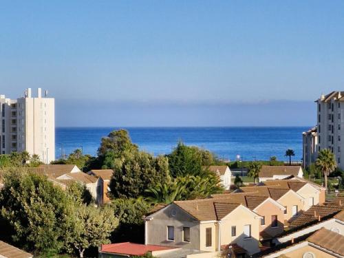 a city with houses and the ocean in the background at Departamento Punta Puyai Papudo 5to Piso, Privilegiada vista al mar in Papudo