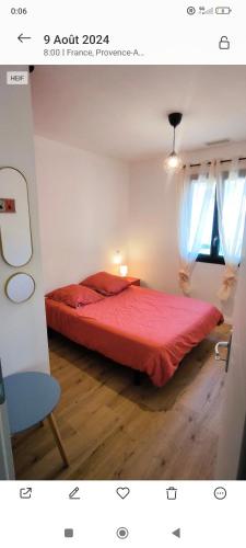 une chambre avec un lit rouge dans une pièce dans l'établissement Villa familiale Luberon 3ch calme jardin parking, à Saignon