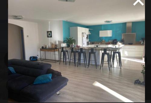 un soggiorno con divano e cucina di Maison 3 chambres de Sandrine et Julien a Saint-Privat-des-Vieux