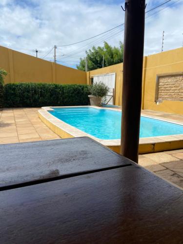 una piscina di fronte a un edificio giallo di Casa Sol-ampla com piscina no coração de Gostoso a São Miguel do Gostoso